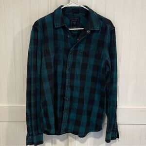Guess, long sleeved, slimfit men’s shirt, size M. Great back to school shirt.